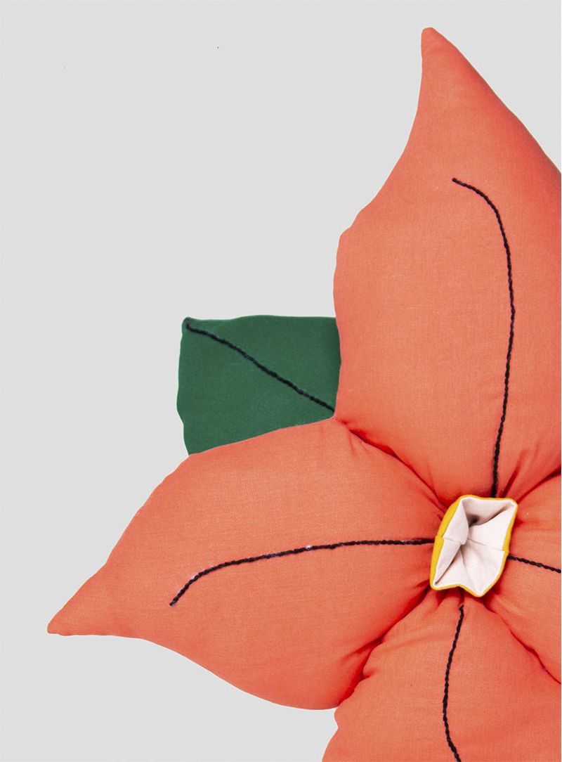 Almofada-formato-flor-laranja-com-petala-verde