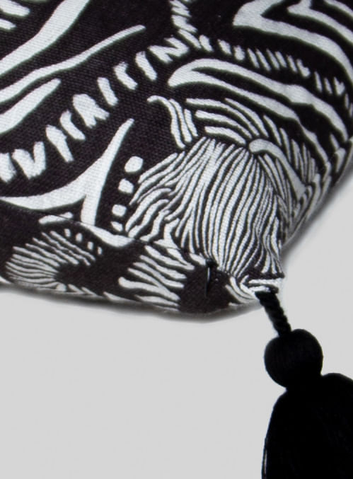Almofada-not-wet-but-wild-preto-e-branco