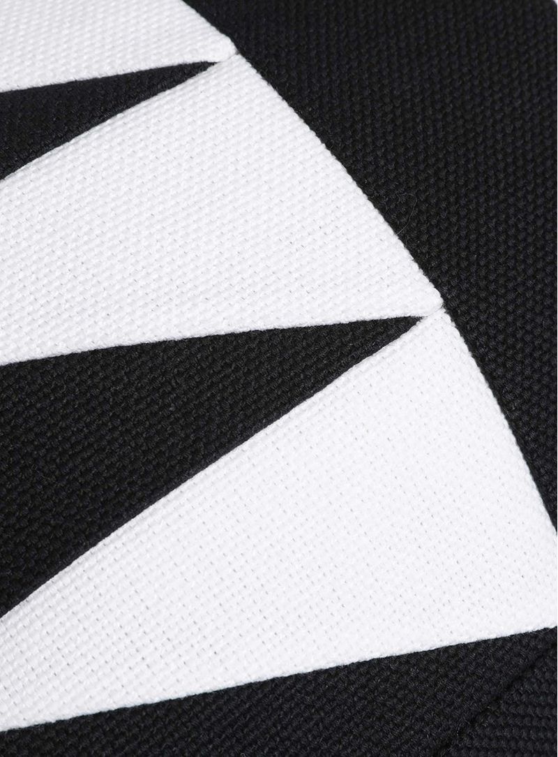 Almofada-triangulos-preto-e-branco