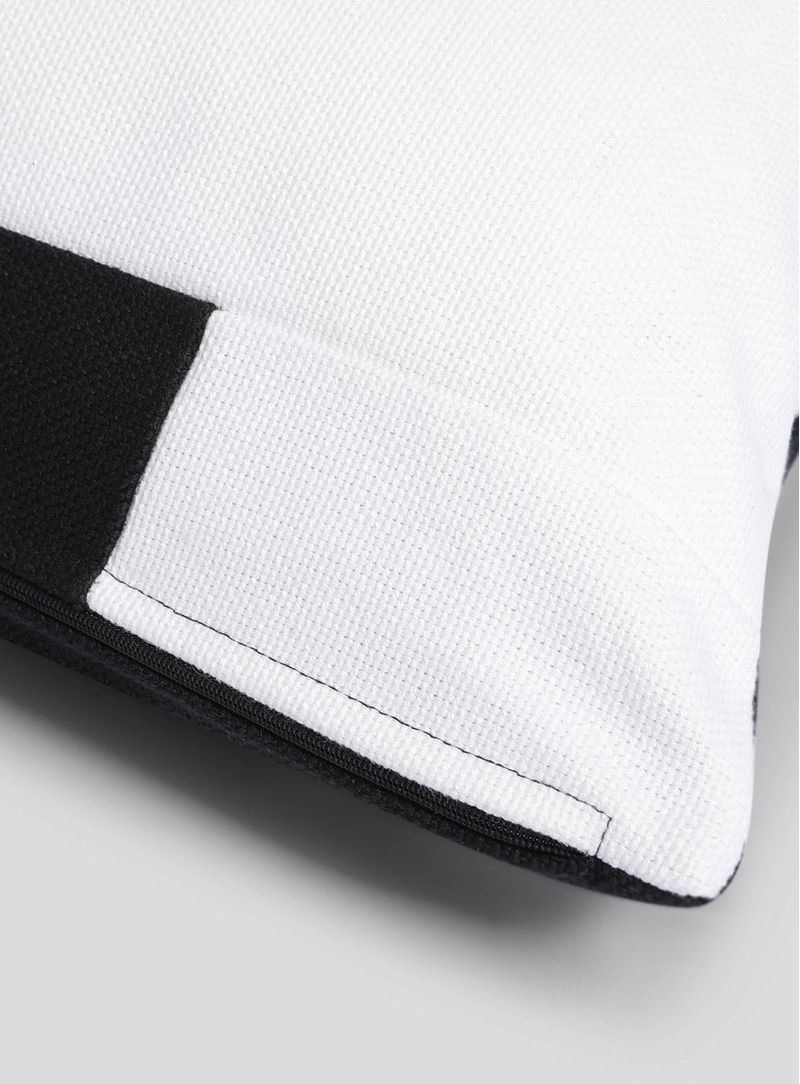 Almofada-triangulos-preto-e-branco