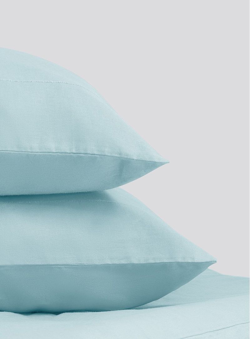 Capa-travesseiro-cama-azul-claro-007