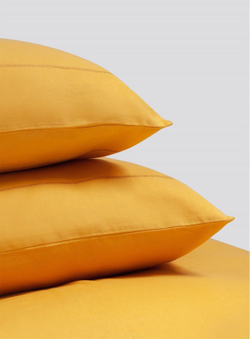 Capa-travesseiro-cama-amarelo-016