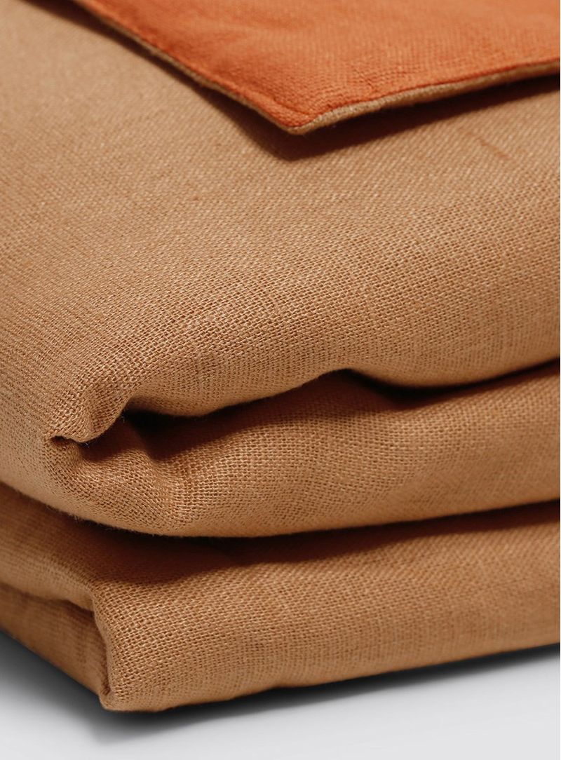 Peseira-bicolor-cama-laranja-e-ocre