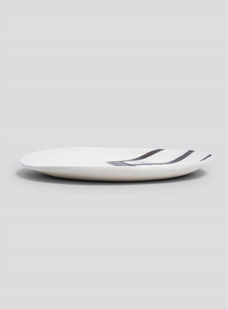 Prato-ceramica-refeicao-tracos-iii-branco-e-preto