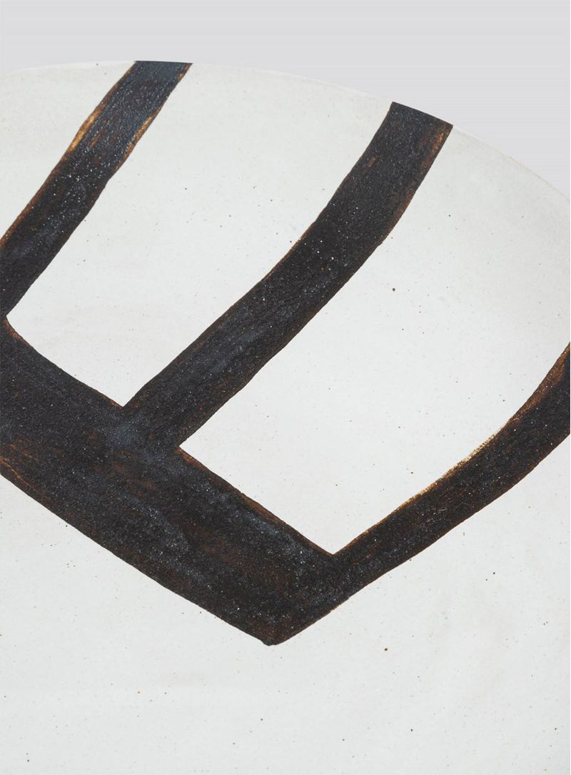 Prato-ceramica-refeicao-tracos-iii-branco-e-preto