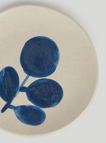 Prato-ceramica-sobremesa-iv-branco-e-azul