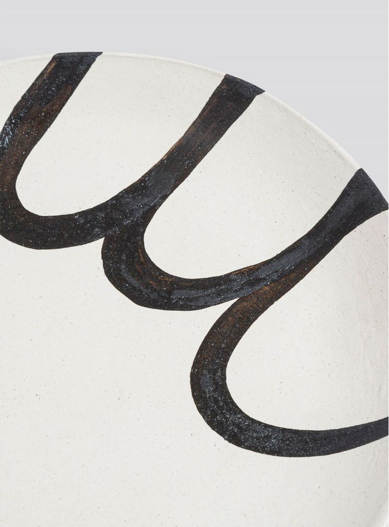 Prato-ceramica-sobremesa-tracos-ii-branco-e-preto