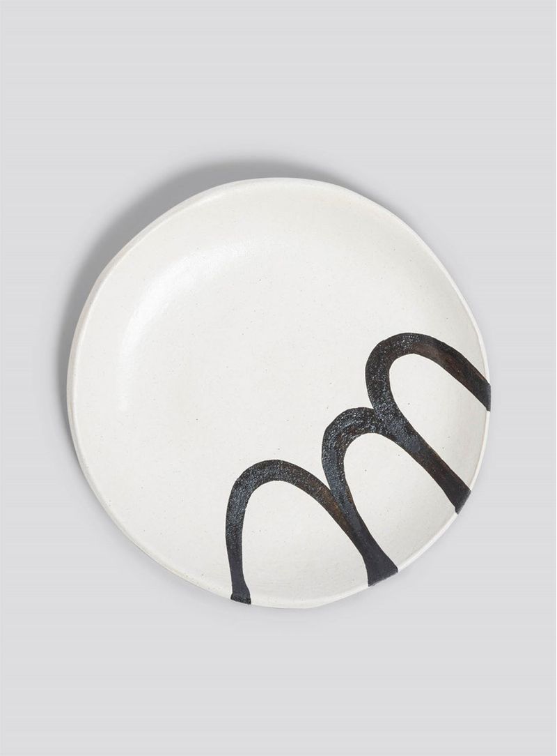 Prato-ceramica-sobremesa-tracos-ii-branco-e-preto