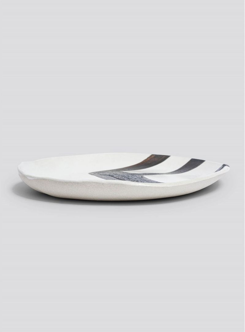 Prato-ceramica-sobremesa-tracos-iii-branco-e-preto