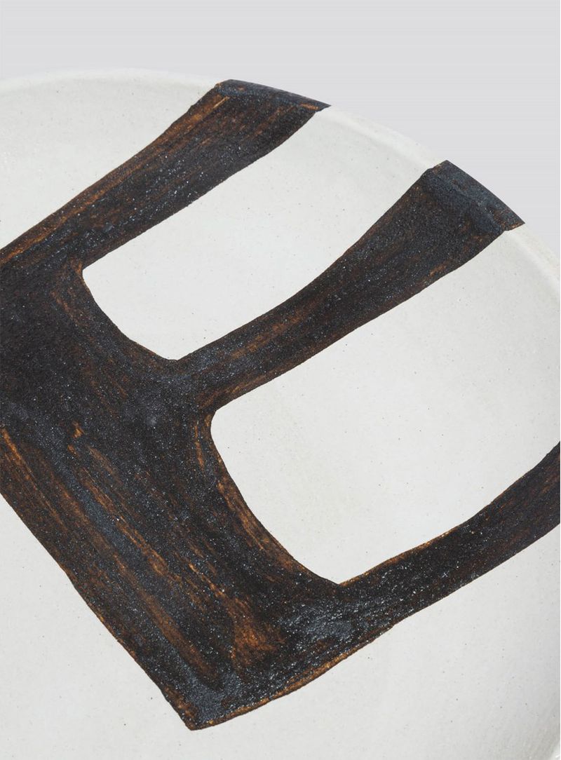 Prato-ceramica-sobremesa-tracos-iii-branco-e-preto