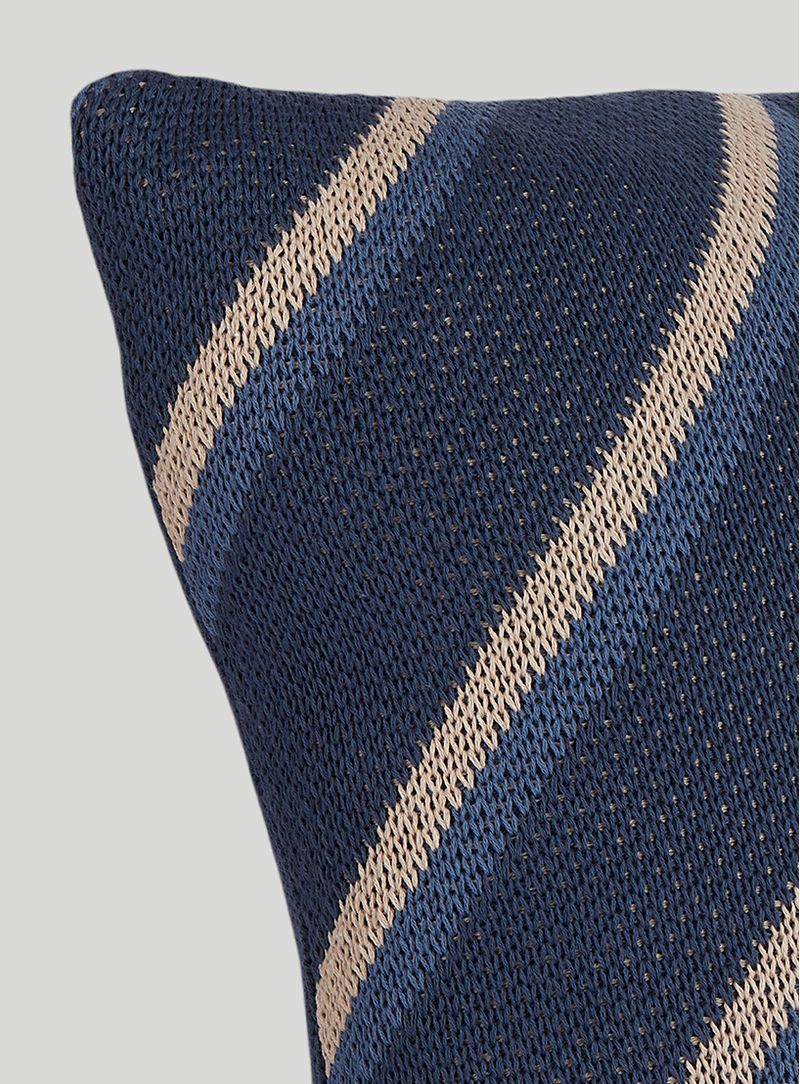 Almofada-trico-diagonal-azul-e-off-white