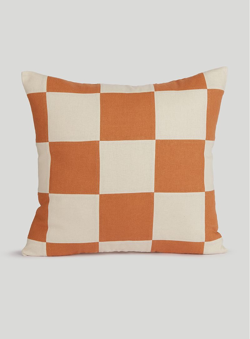 Almofada-patchwork-xadrez-ocre-e-manteiga