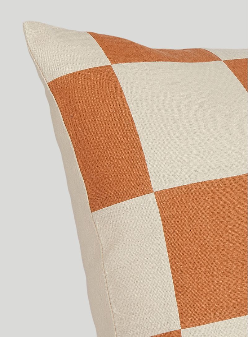 Almofada-patchwork-xadrez-ocre-e-manteiga