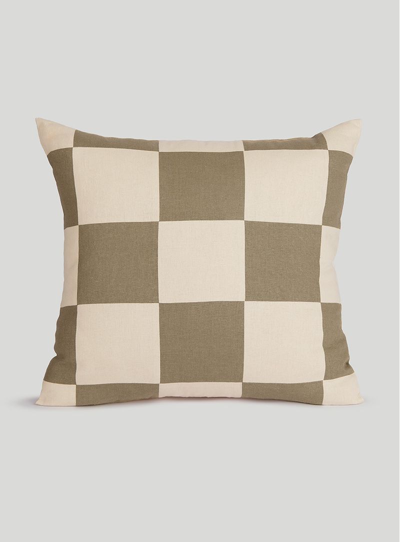 Almofada-patchwork-xadrez-manteiga-e-bege