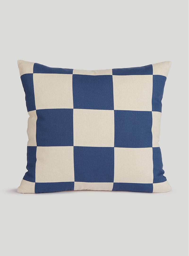 Almofada-patchwork-xadrez-azul-e-manteiga