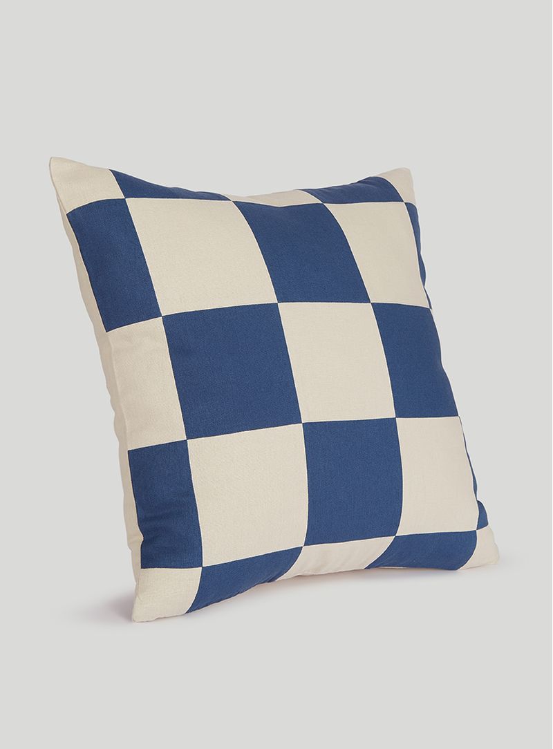 Almofada-patchwork-xadrez-azul-e-manteiga