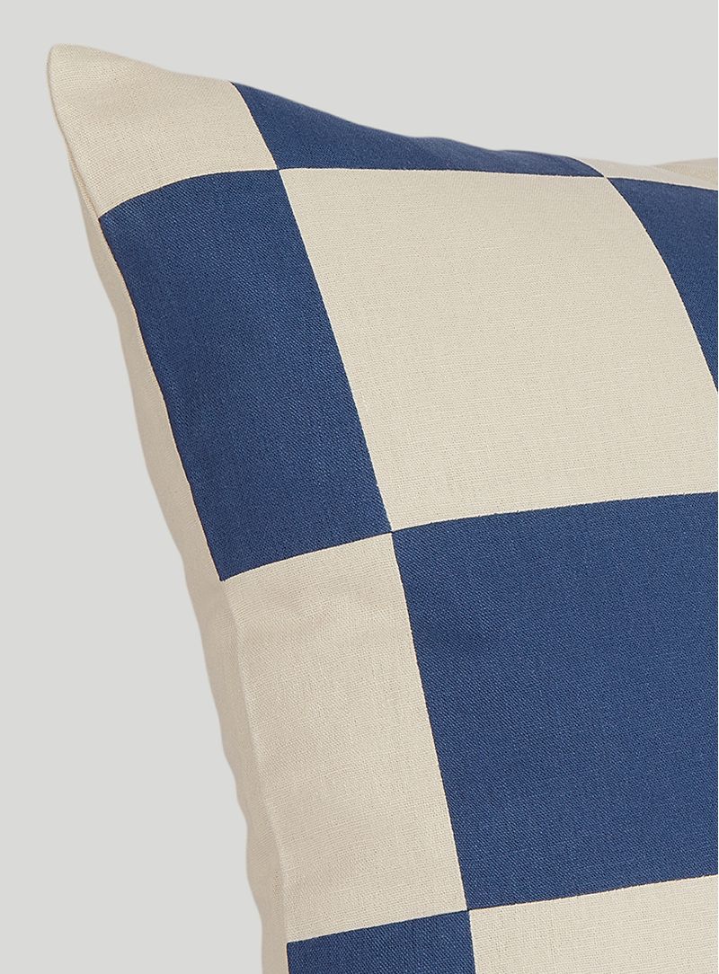 Almofada-patchwork-xadrez-azul-e-manteiga
