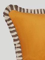 Almofada-marabu-listrado-off-white-e-marrom