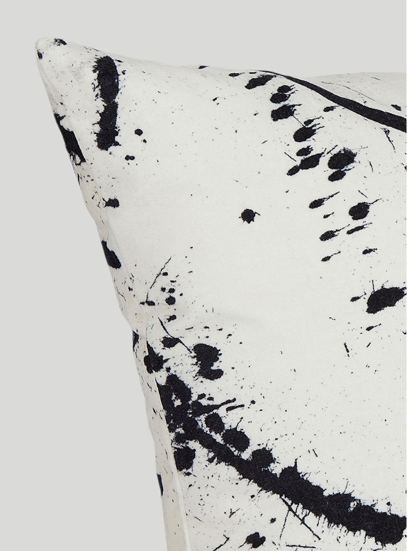 Almofada-riscos-off-white-e-preto