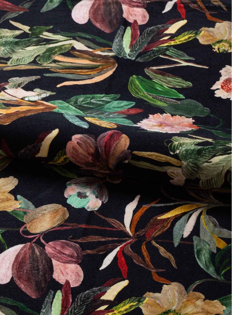 Tecido-estampado-flores-imaginarias-preto