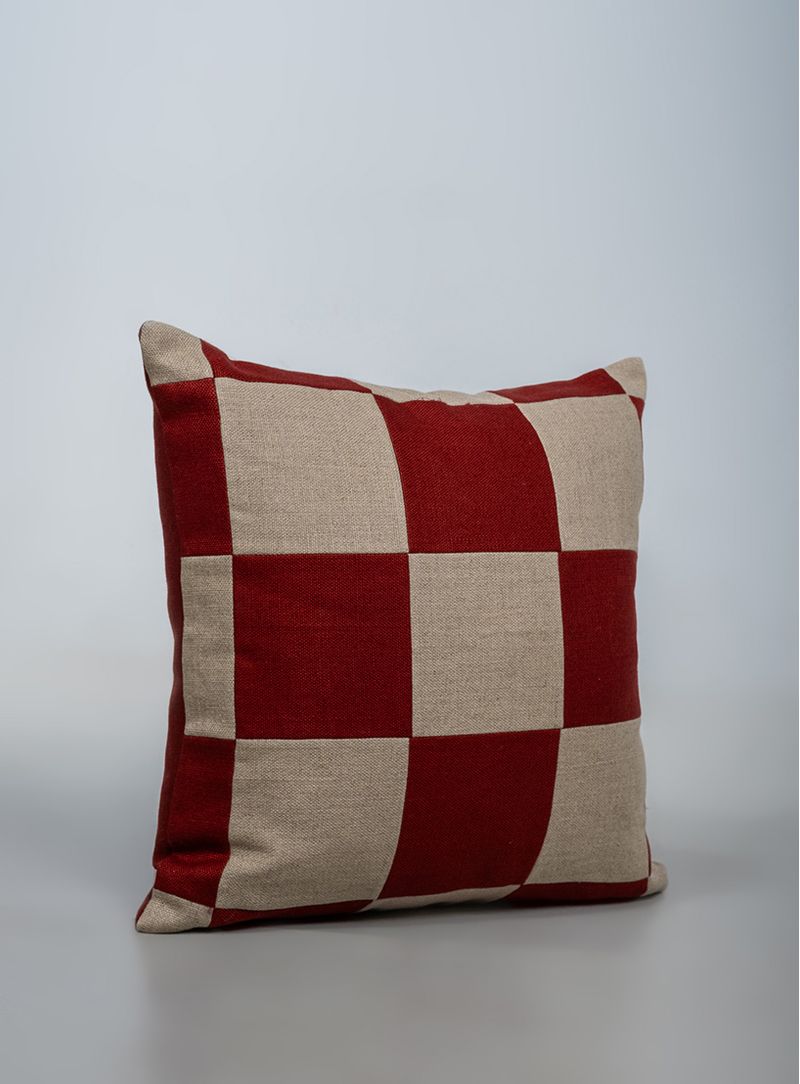 almofada-patchwork-bege-e-vermelho