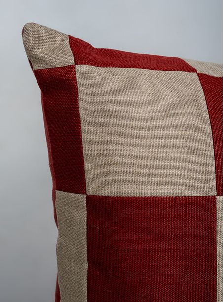 almofada patchwork bege e vermelho