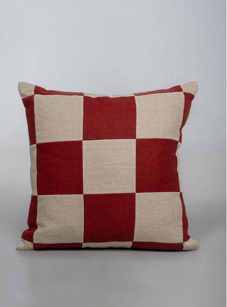 almofada patchwork bege e vermelho