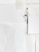 Painel-de-parede-colagem-papeis-brancos-branco