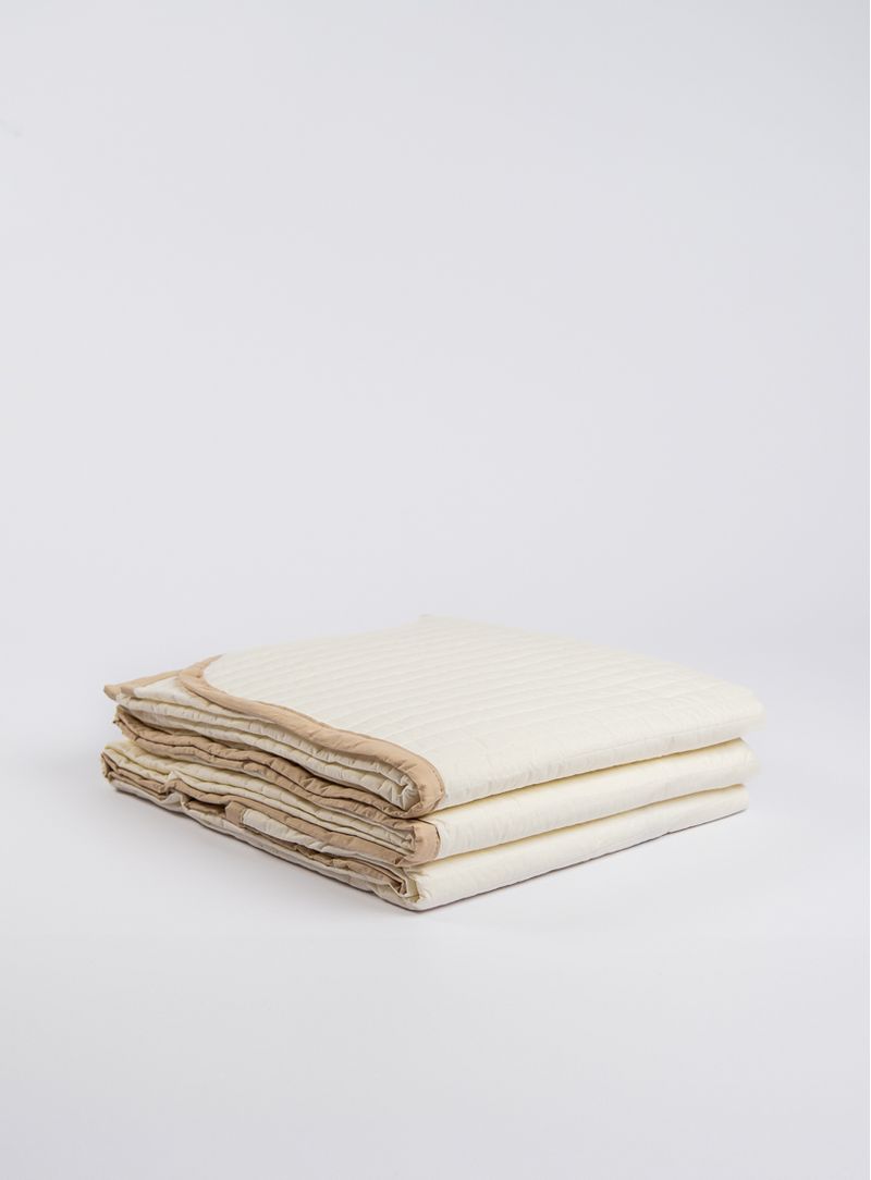 Colcha-Matelasse-lisa-bege-vies-marfim