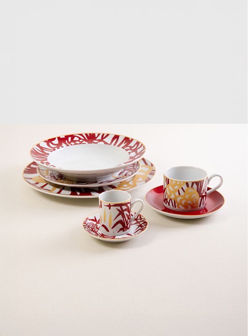 Xicara-De-Cafe-Com-Pires-Jardim-Vermelho-e-Dourado