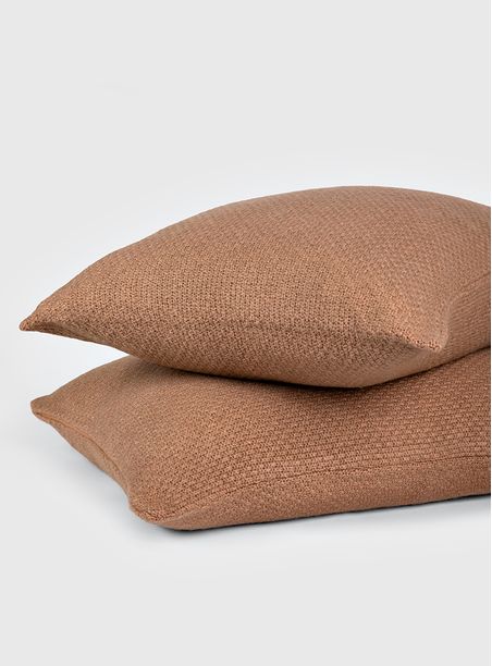 Kit com 2 capas de travesseiro ponto arroz marrom