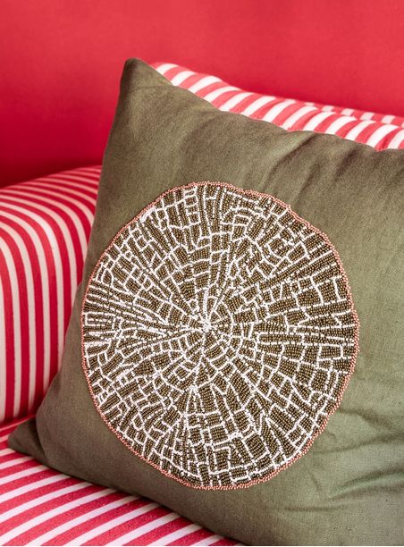 Almofada bordada miçanga vitória régia